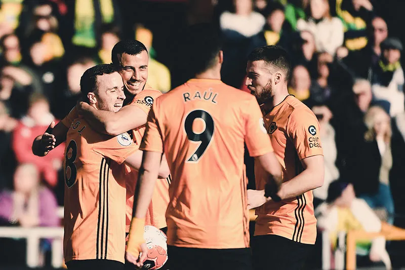 El mexicano celebra un gol de Wolves