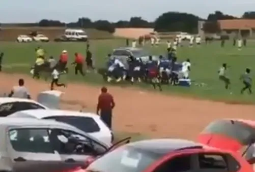 Hombre intenta atropellar a jugadores