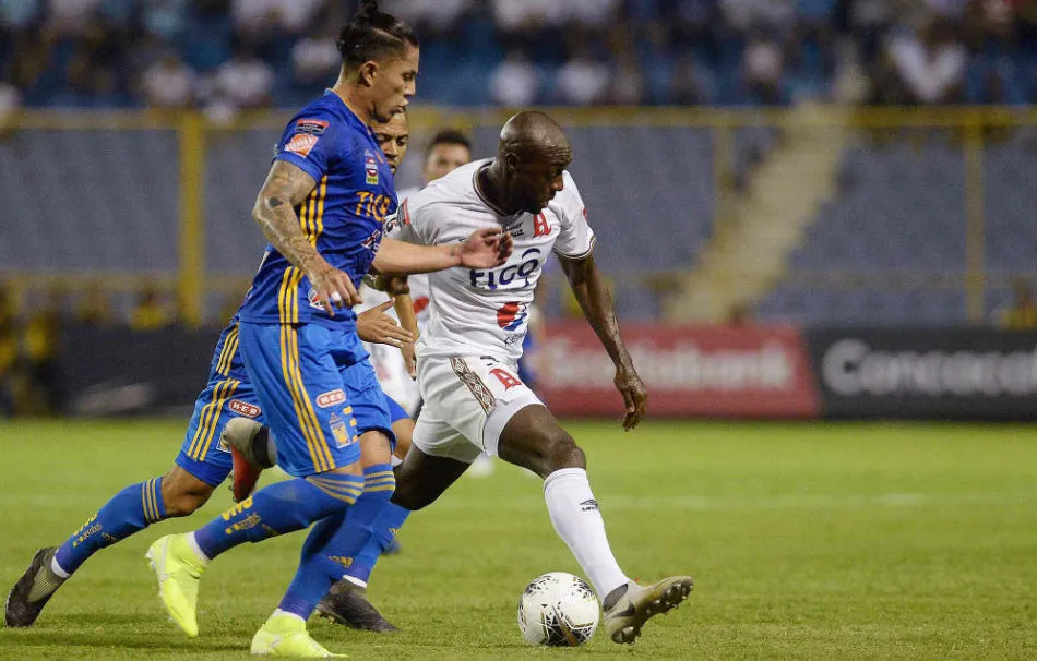 IMAGO7 Carlos Salcedo en el partido entre Alianza y Tigres