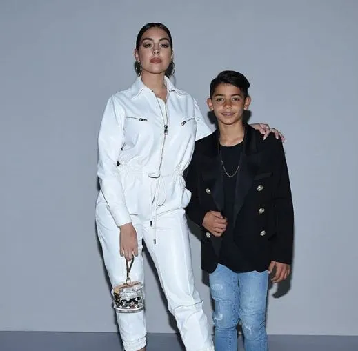 Cristiano Jr. posa con Georgina Rodríguez