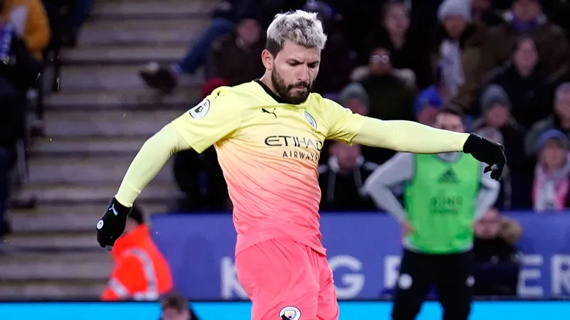 Kun Agüero durante un duelo con el Manchester City