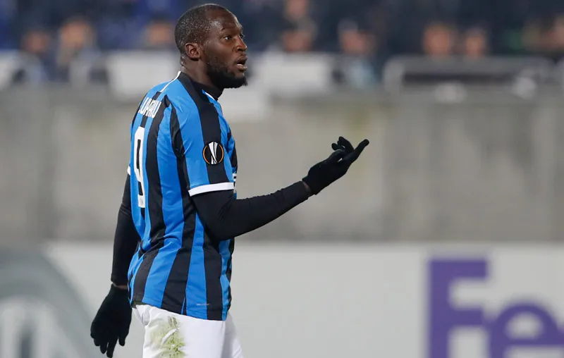 Lukaku durante un duelo con el Inter de Milán