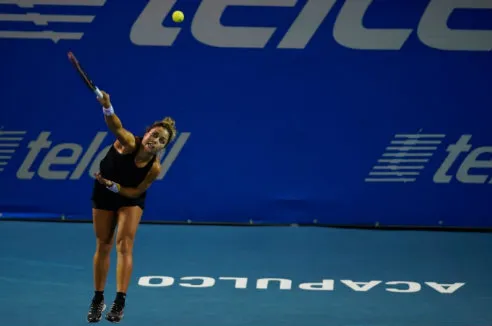 La mexicana conectando la pelota