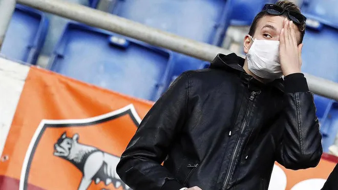 Aficionado con cubrebocas en el Olímpico de Roma