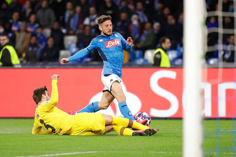 El defensor del Barcelona se barre ante Mertens