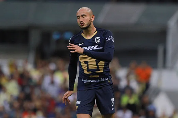 Carlos González se lamenta tras una falla en el Estadio Azteca