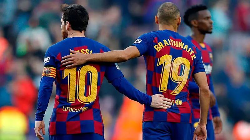 Messi y Braithwaite, en un duelo en la Liga de España