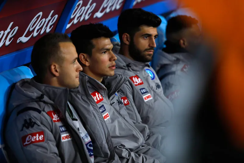 Chucky Lozano en la banca del Napoli