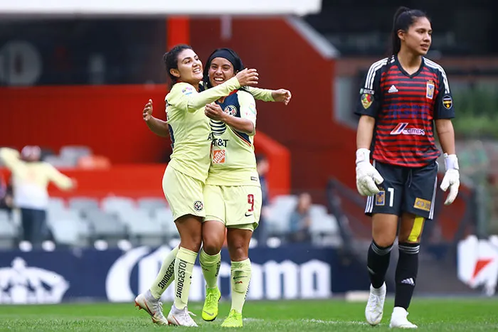 Betzy Cuevas y Lucero Cuevas en festejo de gol