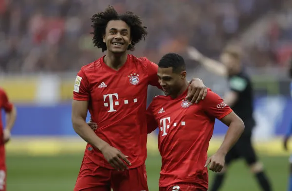 Zirkzee celebrando su anotación con Gnabry
