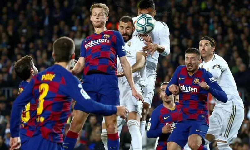 Jugadores del Barcelona y Real Madrid en el Clásico de España