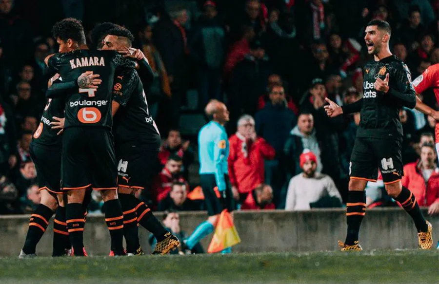 Jugadores del Marsella festejan con el 'Pipa' su 'hat-trick'