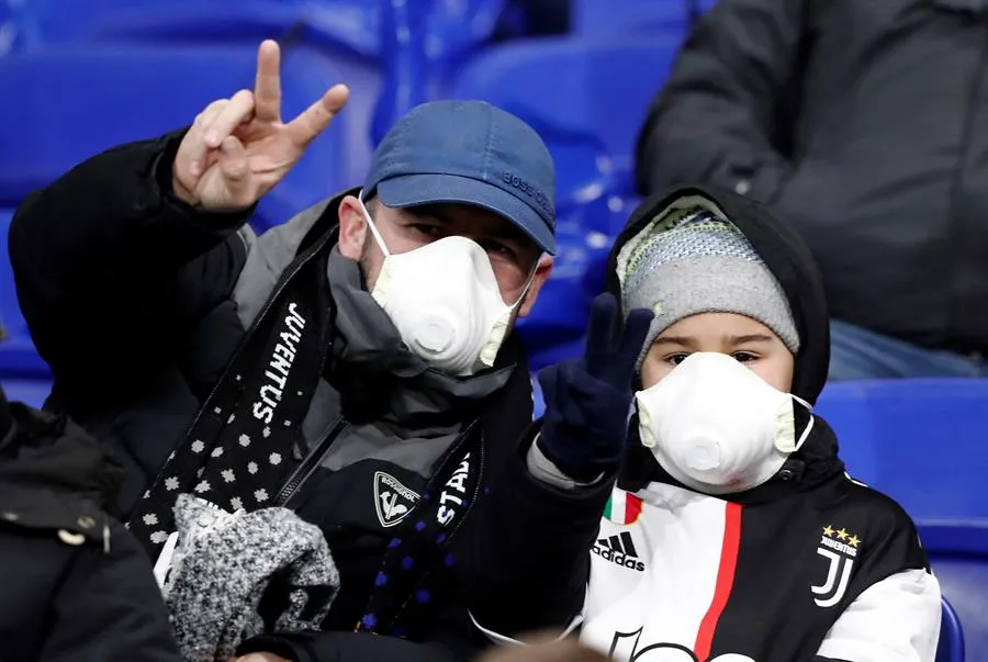EFE Aficionados de la Juve con cubrebocas por el coronavirus