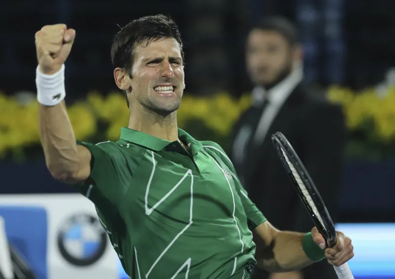 AP Djokovic en partido en Dubai