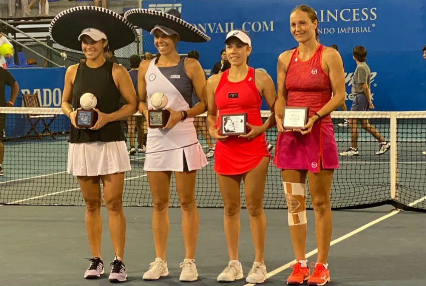 Giuliana Olmos y Desirae Krawczyk tras ganar el título de dobles en el AMT
