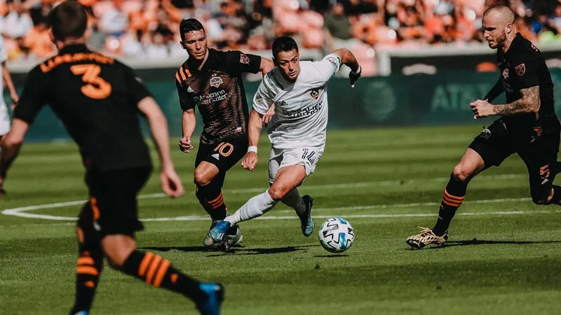 Chicharito durante el duelo ante el Houston Dynamo