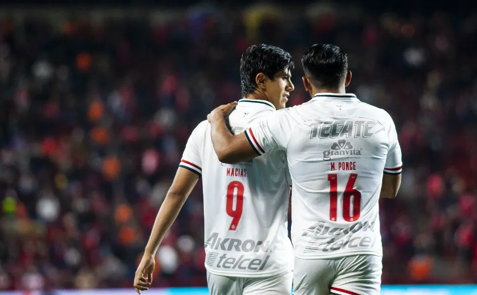 José Macías junto a Miguel Ponche durante un partido con Chivas