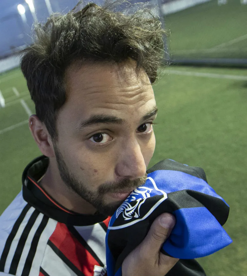 Zared en cancha de futbol