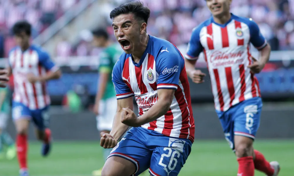 Fernando Beltrán celebrando un gol con Chivas