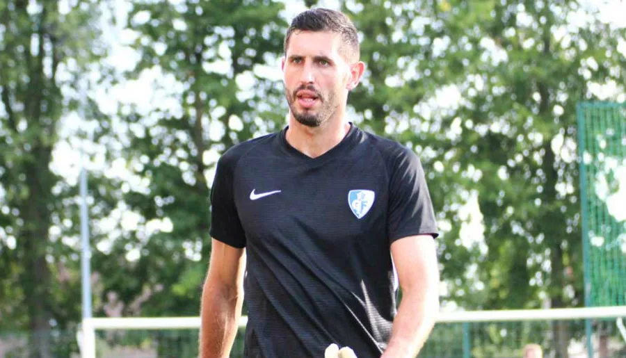TWITTER: @maligue2 Brice Maubleu, arquero del Grenoble de la Ligue 2