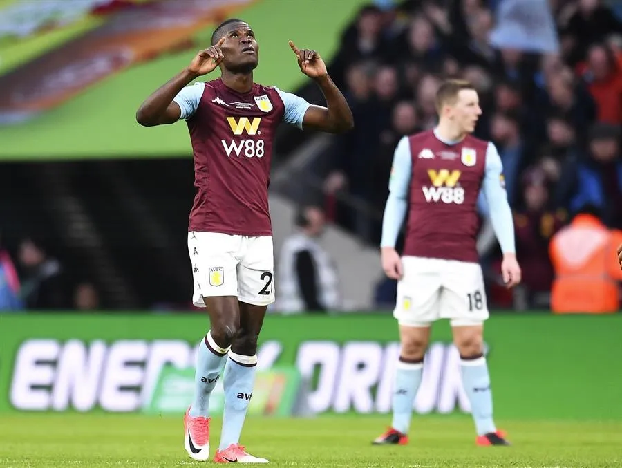 Mbwana Samatta, festeja una diana con los Villanos