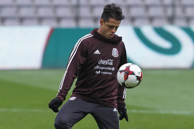 Chicharito, en un entrenamiento del Tri