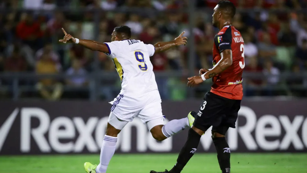 Wanchope Ábila celebrando una anotación con Boca