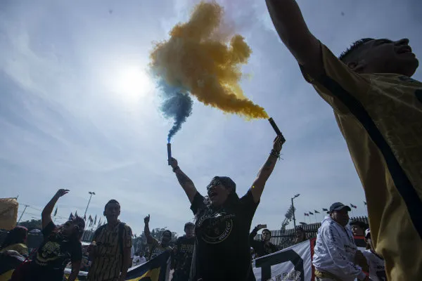 Afición auriazul alentando a las afueras de CU