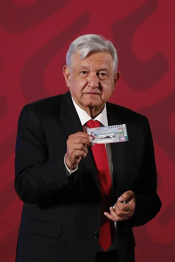 AMLO con el primer billete de lotería