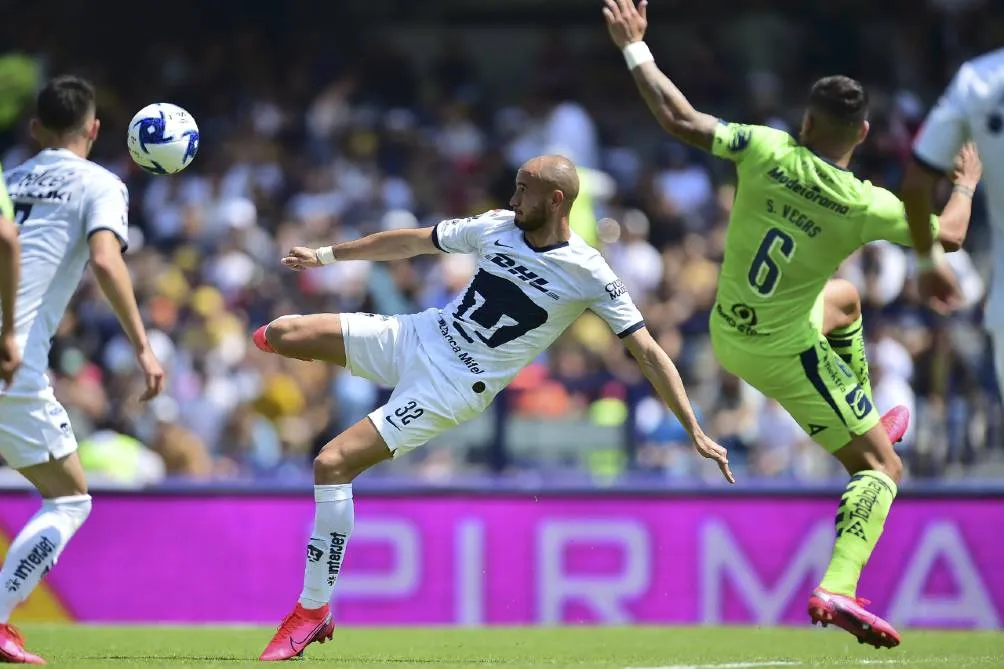 González remata una tijera ante Morelia