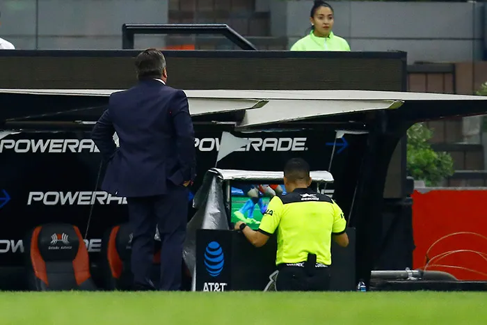 Árbitro revisando el VAR en partido