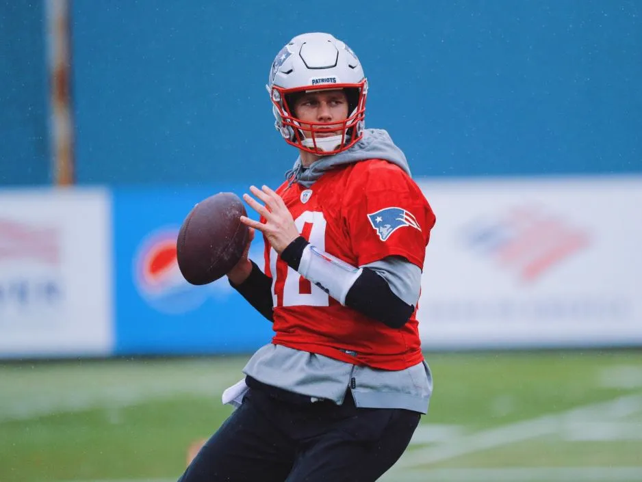 Tom Brady se prepara para lanzar el ovoide