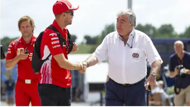 ESPECIAL Vettel y un miembro de la FIA