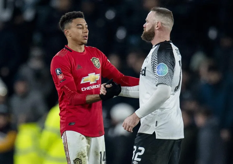 Lingard y Rooney se saludan al final del encuentro