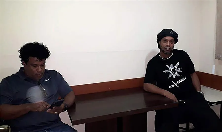 EFE El exjugador del Barcelona, junto a su hermano, bajo custodia policíaca