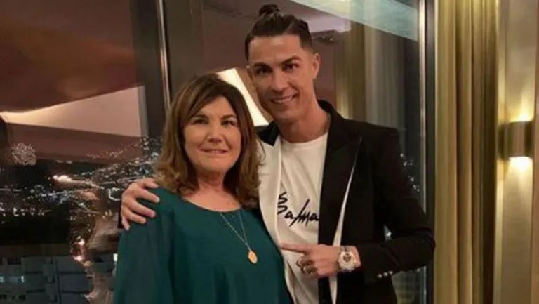 TWITTER @RONALDO Dolores Aveiro y Cristiano Ronaldo en una ceremonia