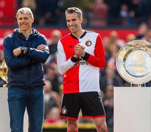 Van Persie junto a los trofeos conquistados con Feyenoord