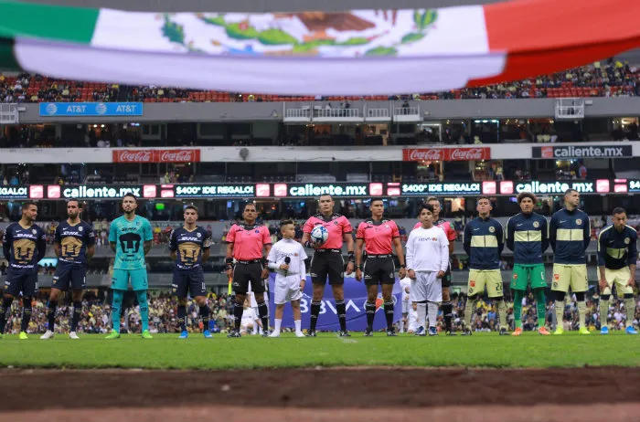 Jugadores de Pumas y América, previo a un partido