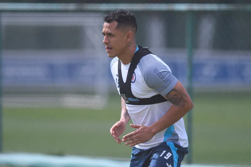 Yoshimar Yotún en un entrenamiento de Cruz Azul