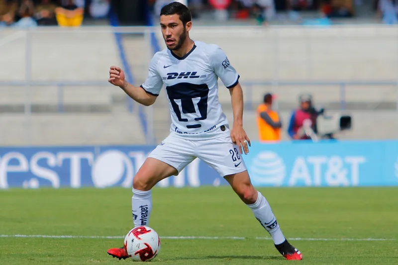 IMAGO7 Juan Pablo Vigón conduce el balón en un juego de Pumas