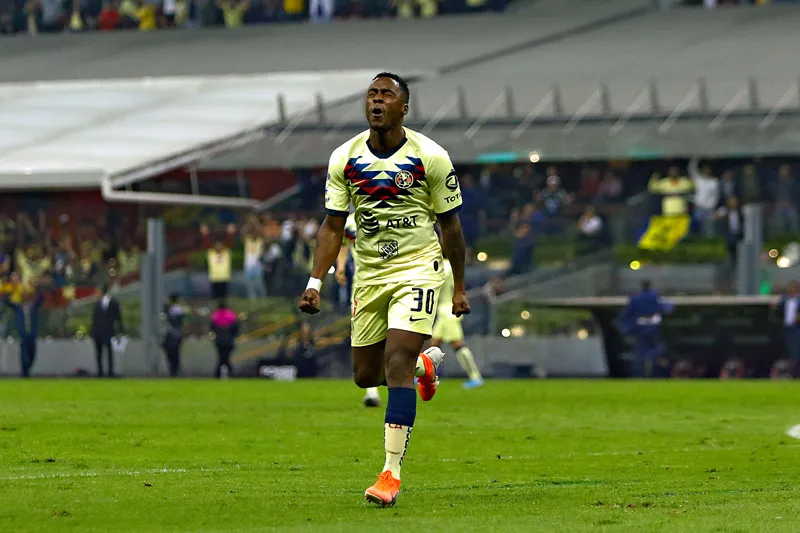 Renato Ibarra se lamenta en un juego del América