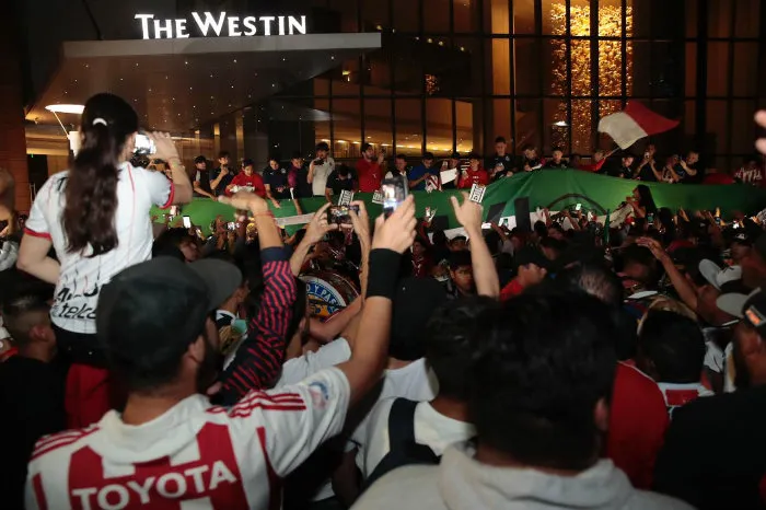 Jugadores de Chivas conviven con los seguidores