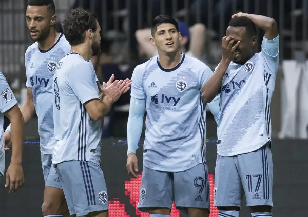 Alan Pulido celebrando una anotación con Sporting