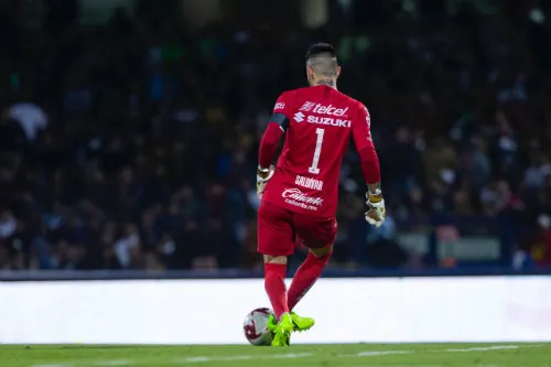 El arquero de Pumas intenta dar un pase en CU