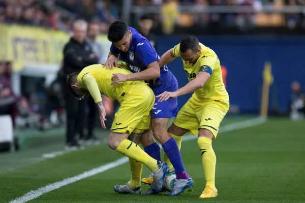 Óscar Rodríguez con marca de jugadores del Villareal