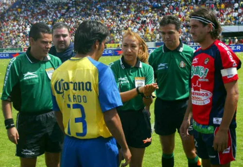 La árbitro en un Irapuato vs América