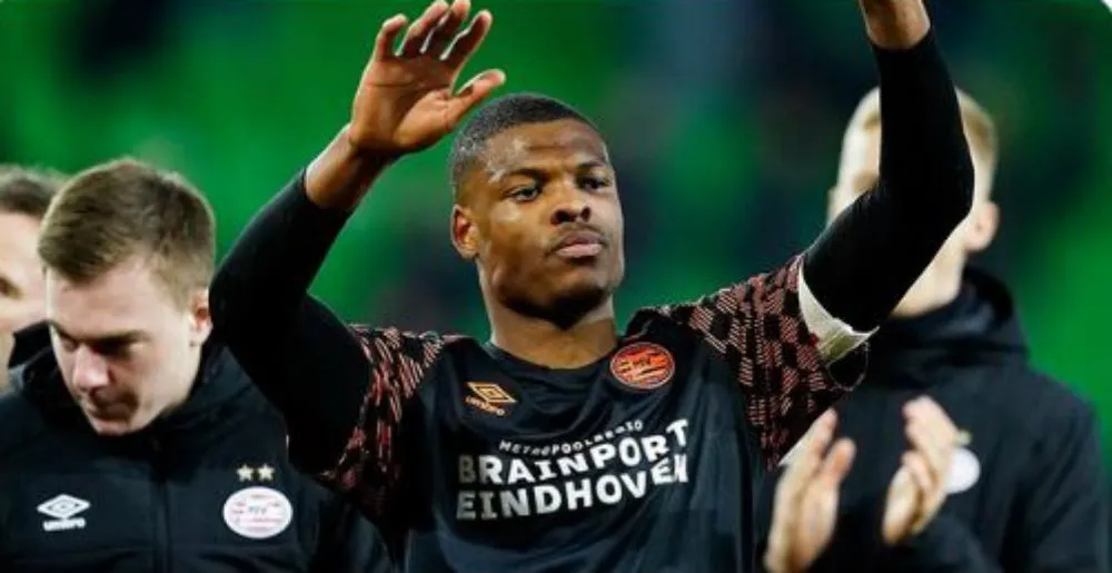 Denzel Dumfries festeja una anotación