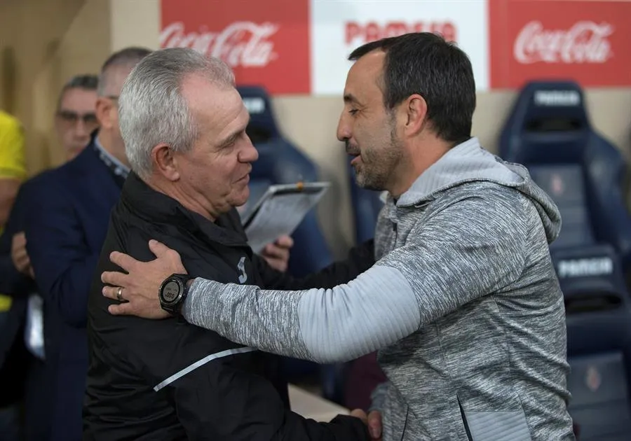 Aguirre se saluda con Javier Calleja