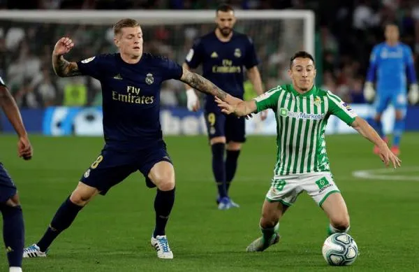 Kroos y Guardado pelean el esférico