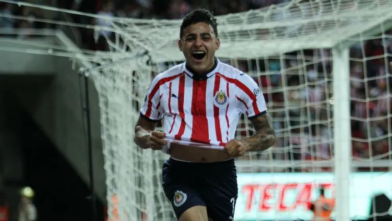 Alexis Vega festeja gol en su primer juego con Chivas ante Atlas